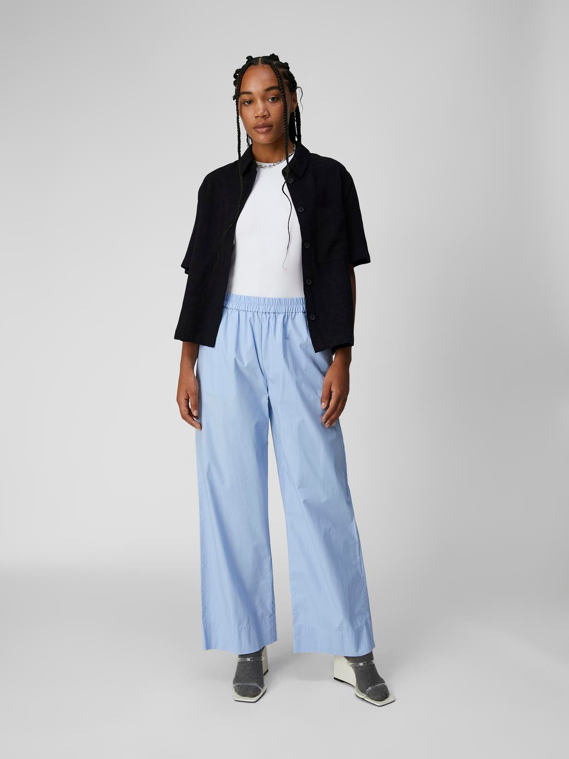 model_shot-front_full